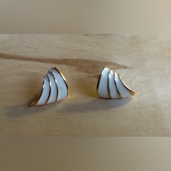 Gold and White Wave Earrings - Picture 3 of 3
